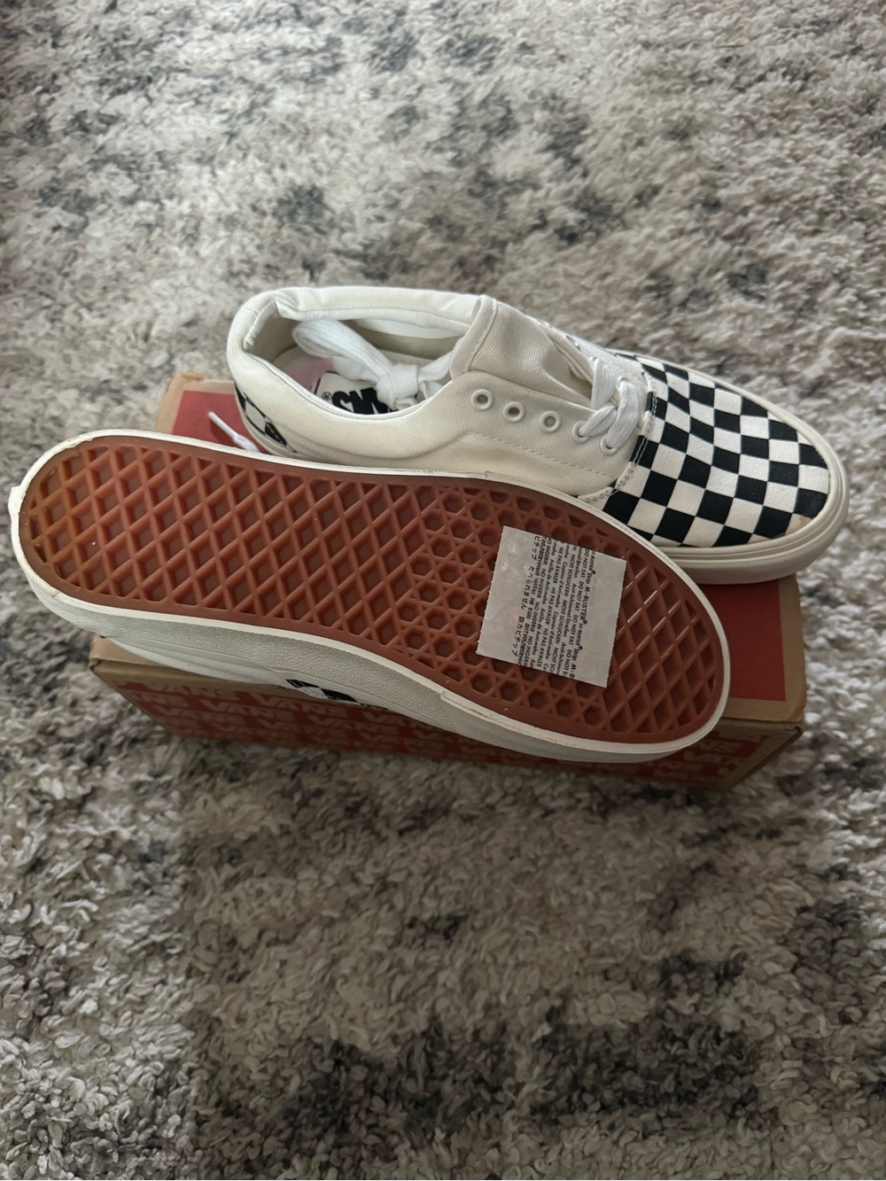 Vans men’s Checkerboard Low-Top Sneakers in Black and White - Picture 3 of 6